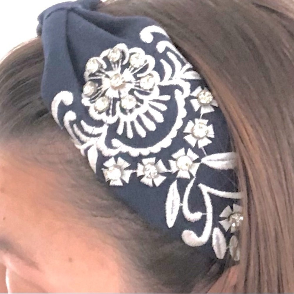 NWT Embroidered Navy Head Band - Picture 3 of 5